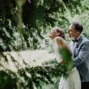 Hochzeitsreportage-Brautpaarshooting im grünen